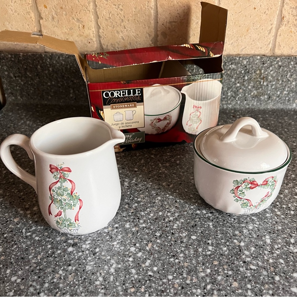 Corelle Coodinates Callaway Holiday Sugar & Creamer Set Vintage July 1999- NIB